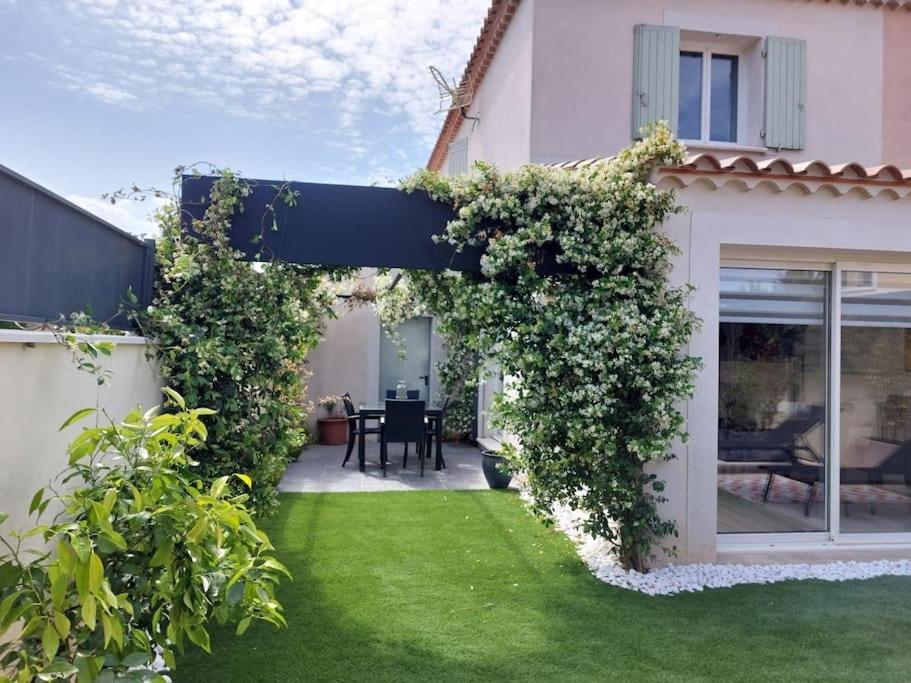 Maison Entiere Redessan Exteriér fotografie