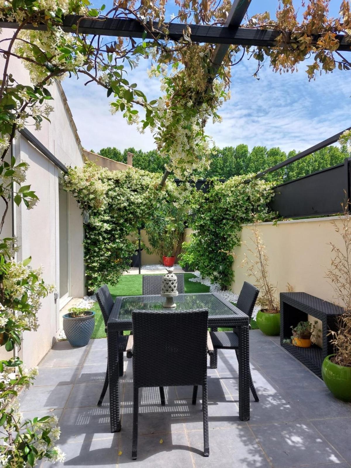 Maison Entiere Redessan Exteriér fotografie