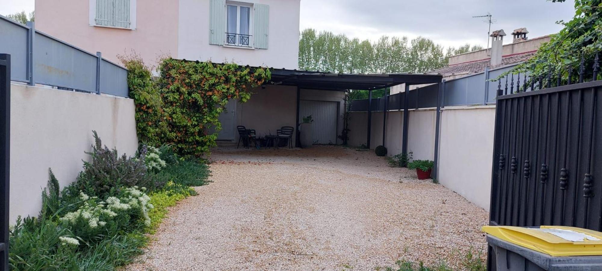 Maison Entiere Redessan Exteriér fotografie